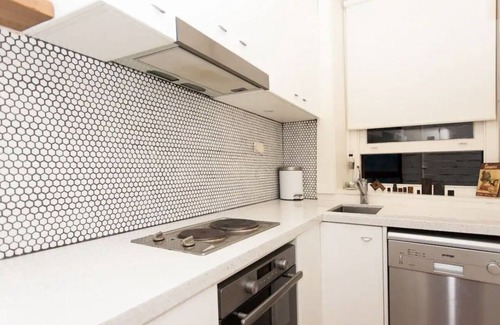 Elizabeth Bay Apartment | AMAZING STUDIO, in URBAN OASIS. Close to City,transport,Bays,the Harbour & cafes