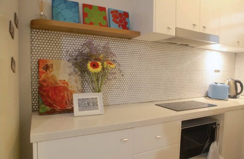 Elizabeth Bay Apartment | AMAZING STUDIO, in URBAN OASIS. Close to City,transport,Bays,the Harbour & cafes