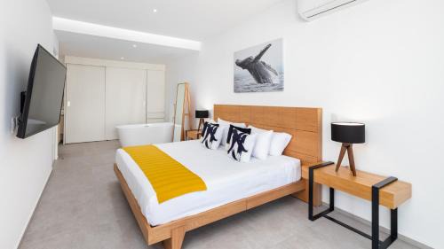 Flamingos Apartment | Amazing &Totally New! Aria Ocean Condo 306 by Kivoya