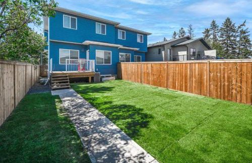 Lynnwood Ridge House | AMAZING Value! Near Downtown, Large 3BR! FREE Banff Pass, Wine, Netflix, Parking! Groups of up to 16 - Ask us!