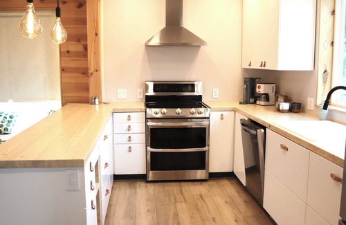 Larkspur House | Amazing Views, Peaceful Nature, Close to I25, entire home on Land with Hot Tub,