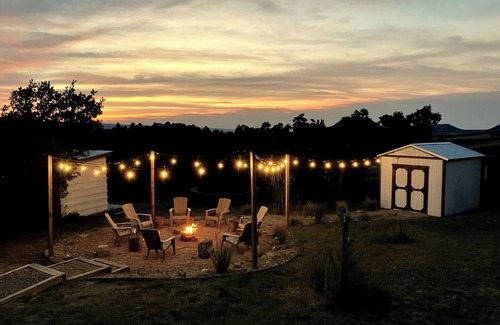 Larkspur House | Amazing Views, Peaceful Nature, Close to I25, entire home on Land with Hot Tub,