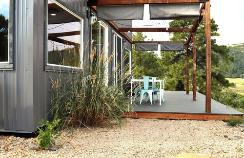 Larkspur House | Amazing Views, Peaceful Nature, Close to I25, entire home on Land with Hot Tub,