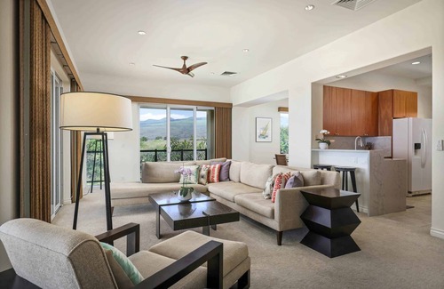 Kamuela Condo | Amenity Centric Contemporary Top Floor Condo