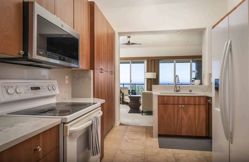 Kamuela Condo | Amenity Centric Contemporary Top Floor Condo