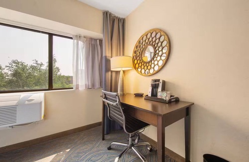 South Loop Apartment | Amenity Rich Double Queen Suite
