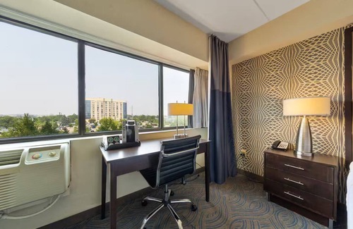 South Loop Apartment | Amenity Rich Spacious King Suite