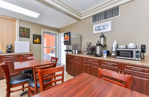 Central Sarasota Hotel | Americas Best Value Inn Sarasota Downtown