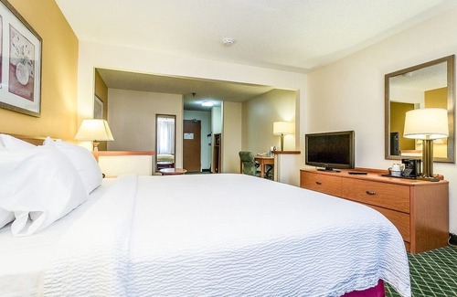Davenport Hotel | AmericInn by Wyndham Davenport