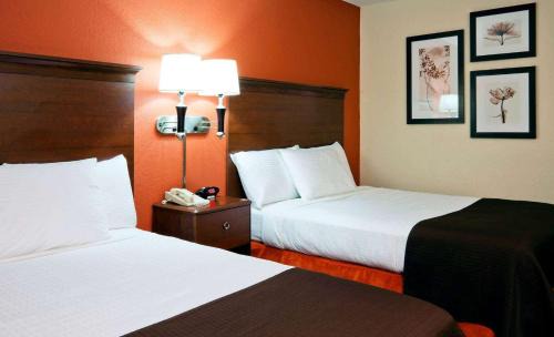 Manitowoc Hotel | AmericInn by Wyndham Manitowoc