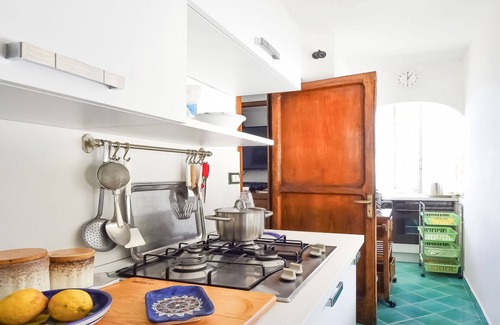 Positano City Centre Ski Chalet | AMORE RENTALS - Casa Raffi with Sea View on Positano Beach