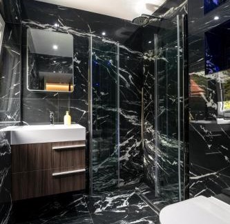 London Borough of Harrow Ski Chalet | Amos Lodge Deluxe Accommodation