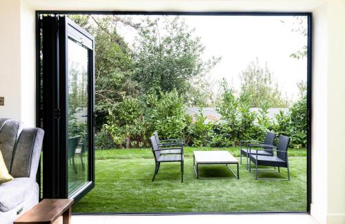 London Borough of Harrow Ski Chalet | Amos Lodge Deluxe Accommodation