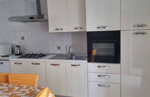 Macerata Campania Apartment | Ampia cucina ben arredata e balconi esterni