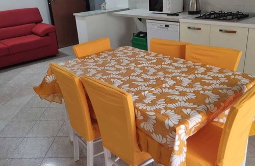 Macerata Campania Apartment | Ampia cucina ben arredata e balconi esterni