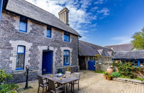 Noss Mayo House | An elegant and spacious Grade II Listed farmhouse