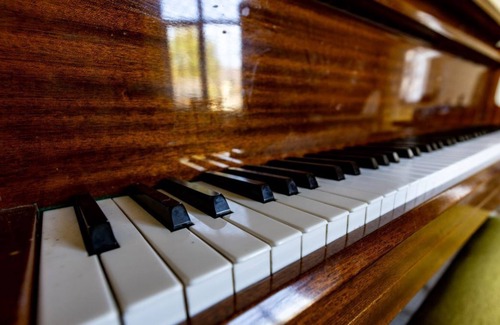 Noss Mayo House | An elegant and spacious Grade II Listed farmhouse