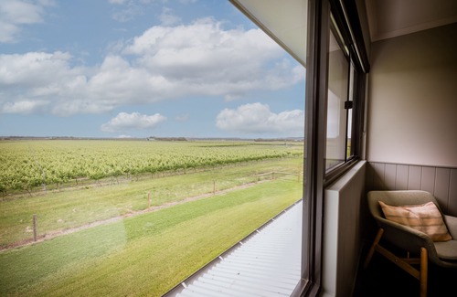 Mannerim House | An Entertainers dream at an award winning winery's vineyard and Olive Grove.