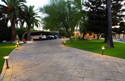 Elche Ski Chalet | An Oasis at your finger tips! 3 min away from the nearest aqua -zoo park