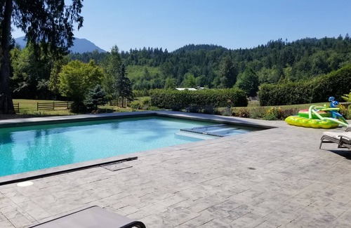 Sardis House | An outdoor lover's pastoral & mountain view escape