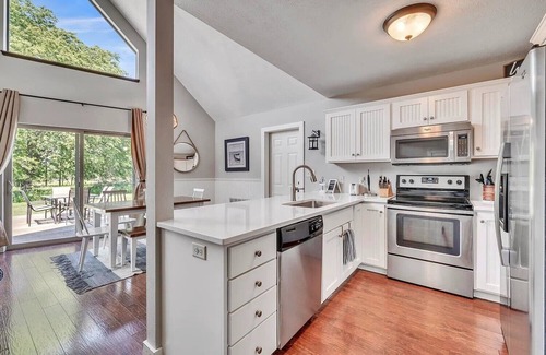 Arnolds Park Cabin | Anchors Away Getaway: Clean, sleeps 10, family fun, waterpark, fully stocked!