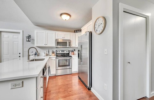 Arnolds Park Cabin | Anchors Away Getaway: Clean, sleeps 10, family fun, waterpark, fully stocked!