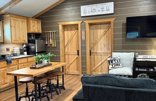 Cleora Cabin | Anchors Away Lodge - gorgeous deck & hot tub