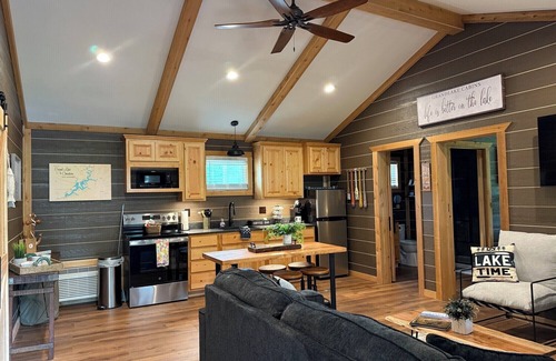 Cleora Cabin | Anchors Away Lodge - gorgeous deck & hot tub