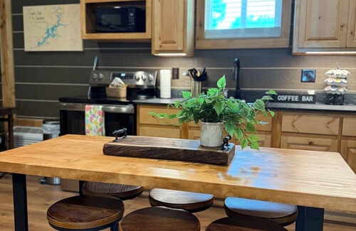 Cleora Cabin | Anchors Away Lodge - gorgeous deck & hot tub