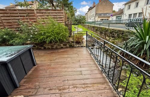 Aurillac House | Ancien moulin renove, terrasse au bord de l eau