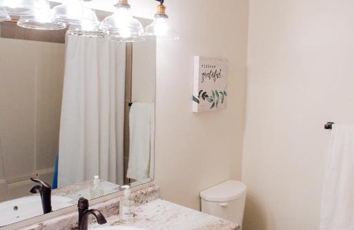 Cobble Hill House | AndersonLane Garden Suite l Beach Access I Kitchen