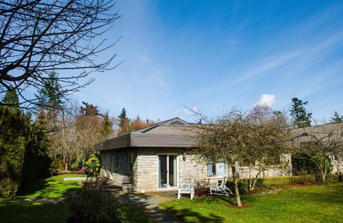 Cobble Hill House | AndersonLane Garden Suite l Beach Access I Kitchen