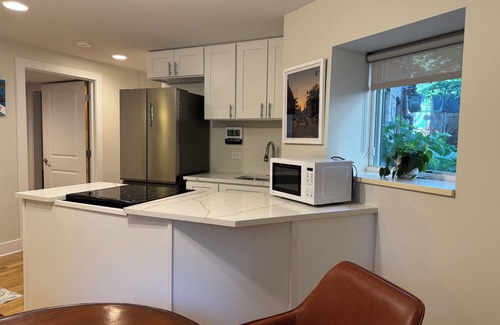 Andersonville Apartment | Andersonville 2BR, 1.5 Bath fully furnished Apartment, Steps to Transit & Shops