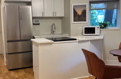 Andersonville Apartment | Andersonville 2BR, 1.5 Bath fully furnished Apartment, Steps to Transit & Shops