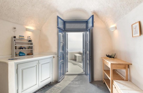 Imerovigli House | Andreas Cultural Cave House in Imerovigli, Santorini