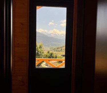 Bagvdanari Ski Chalet | Andrias Wooden Hut