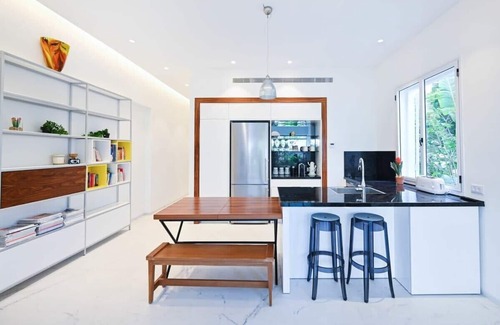 Tel Aviv Promenade Apartment | Andy Warhol at Hakerem by Holyguest