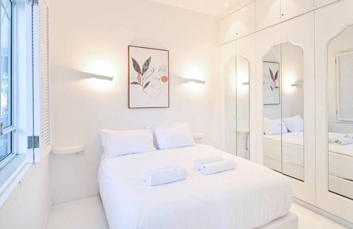 Tel Aviv Promenade Apartment | Andy Warhol at Hakerem by Holyguest