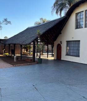 Kempton Park House | Aneiwa airport lodge