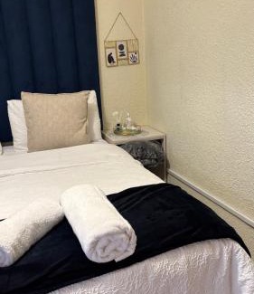 Kempton Park House | Aneiwa airport lodge