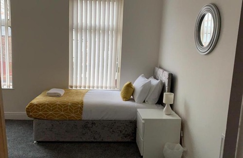 Anfield House | Anfield House 2 bedroom 2 Mins from Anfield Stadium Sleeps 7