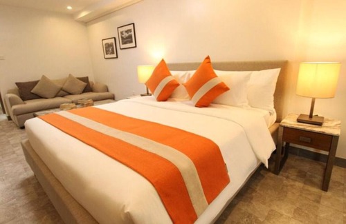 Malabanias Hotel | Angeles City W/Rooftop Pool