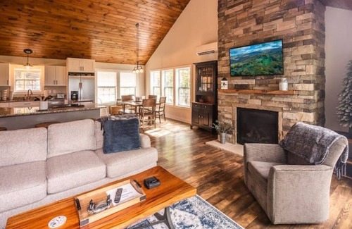 Beech Mountain Ski Chalet | Angels Overlook Chalet and Winter Holiday Ski Haus