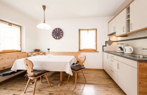 Campo Tures Apartment | Angererhof - Holiday Apartment 'Leni' with Mountain View, Private Garden and Wi-Fi