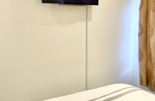 Luton Bed & Breakfast | ANGIE HOME