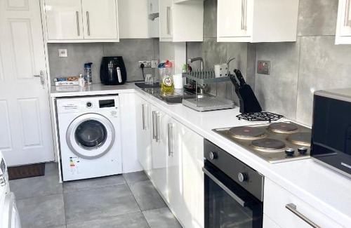 Luton Bed & Breakfast | ANGIE HOME