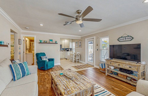 Holmes Beach Condo | Anna Maria Island condo with heated pool, short walk from the beach
