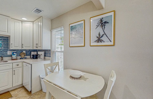 Holmes Beach Condo | Anna Maria Island condo with heated pool, short walk from the beach