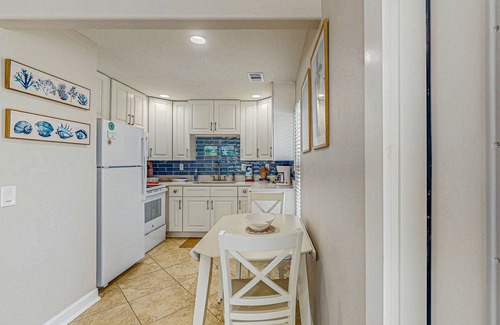 Holmes Beach Condo | Anna Maria Island condo with heated pool, short walk from the beach