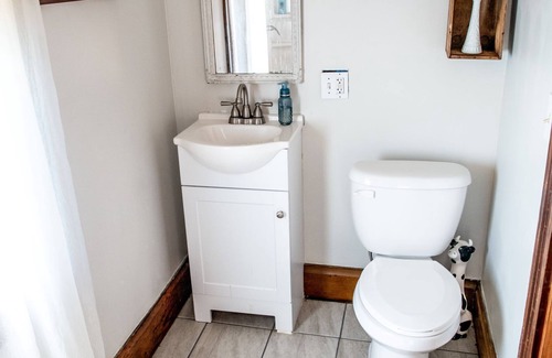 Dickerson Run Bed & Breakfast | AnnaLee room at The Farmhouse Bed & Breakfast at Maple Bottom Farm